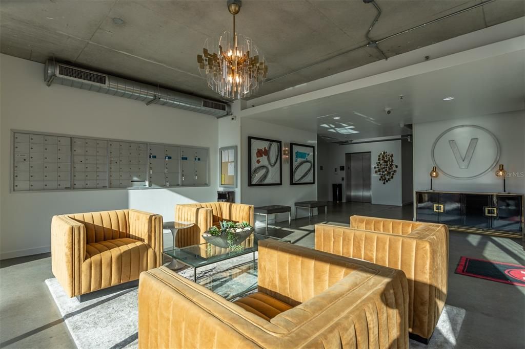 For Sale: $499,000 (1 beds, 2 baths, 1047 Square Feet)