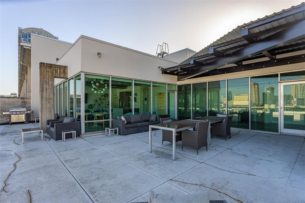 For Sale: $499,000 (1 beds, 2 baths, 1047 Square Feet)