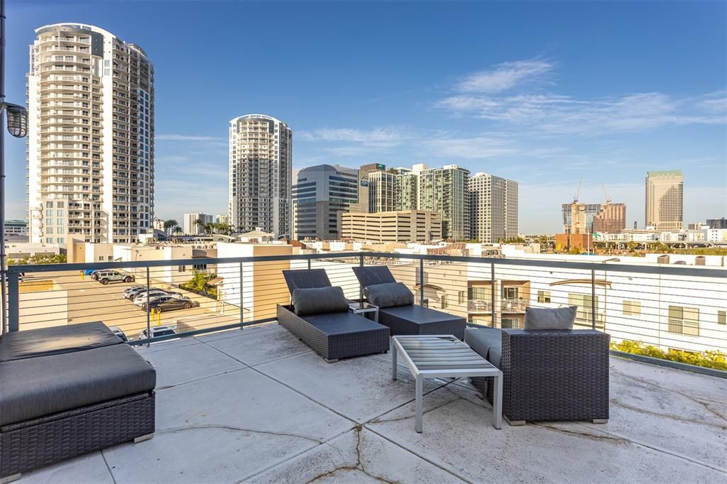 For Sale: $499,000 (1 beds, 2 baths, 1047 Square Feet)