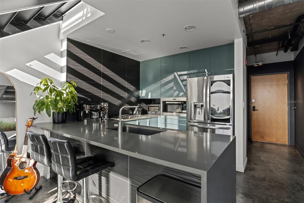 For Sale: $499,000 (1 beds, 2 baths, 1047 Square Feet)