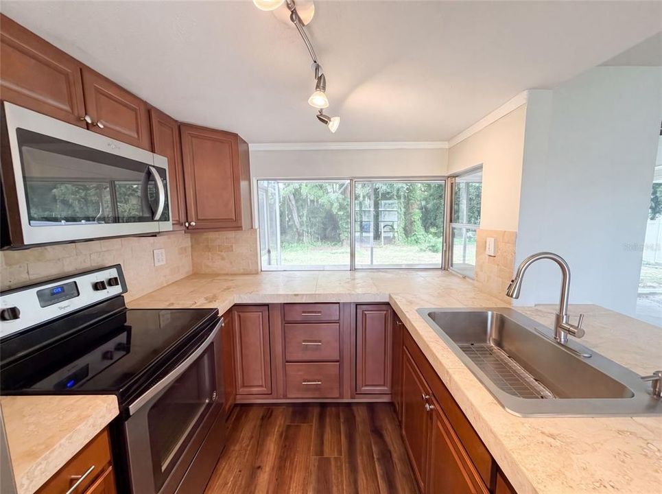 For Sale: $215,000 (2 beds, 2 baths, 1051 Square Feet)