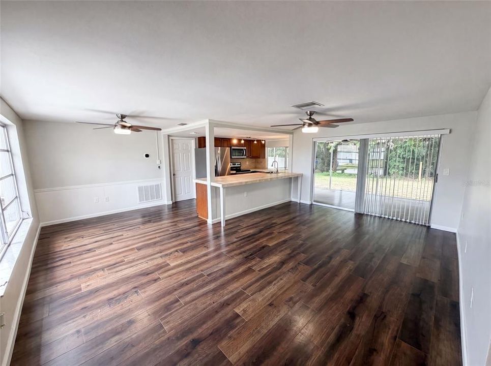 For Sale: $215,000 (2 beds, 2 baths, 1051 Square Feet)