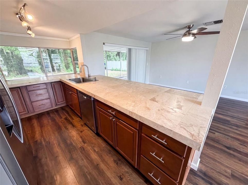 For Sale: $215,000 (2 beds, 2 baths, 1051 Square Feet)