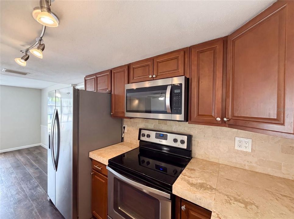 For Sale: $215,000 (2 beds, 2 baths, 1051 Square Feet)