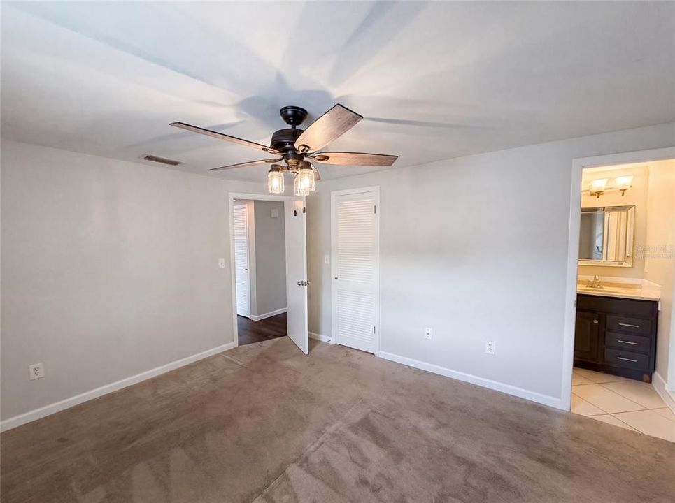For Sale: $215,000 (2 beds, 2 baths, 1051 Square Feet)