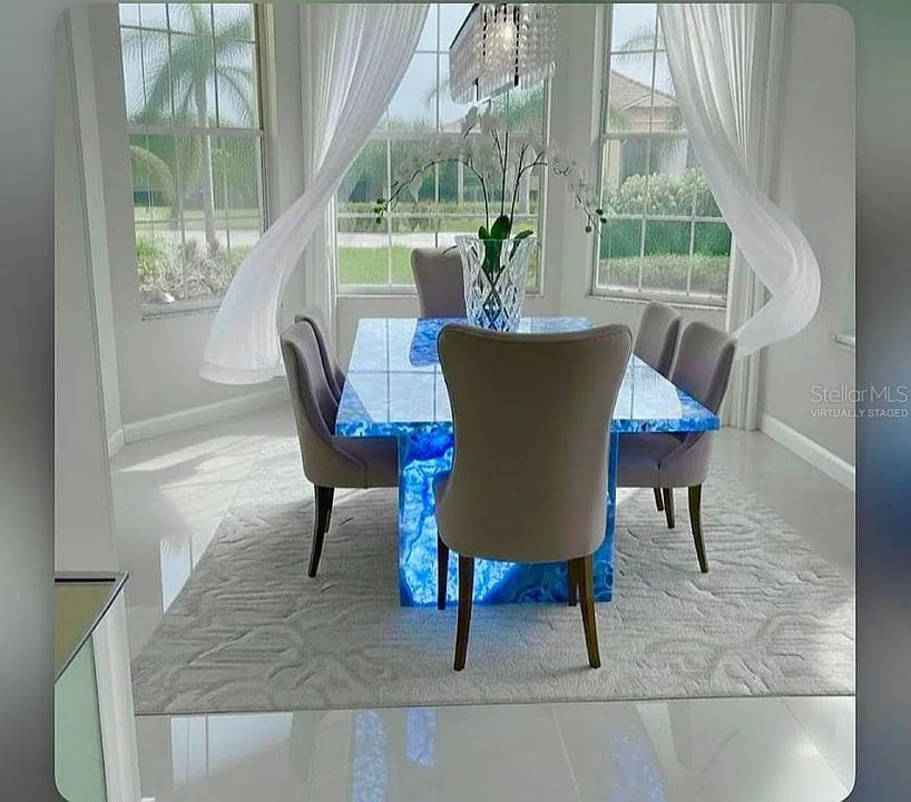 En Venta: $949,000 (4 camas, 2 baños, 2466 Pies cuadrados)