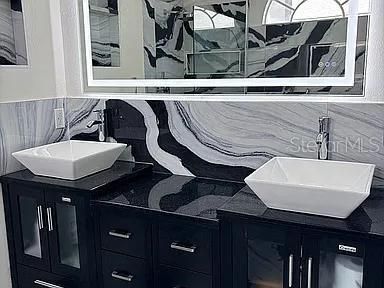En Venta: $949,000 (4 camas, 2 baños, 2466 Pies cuadrados)