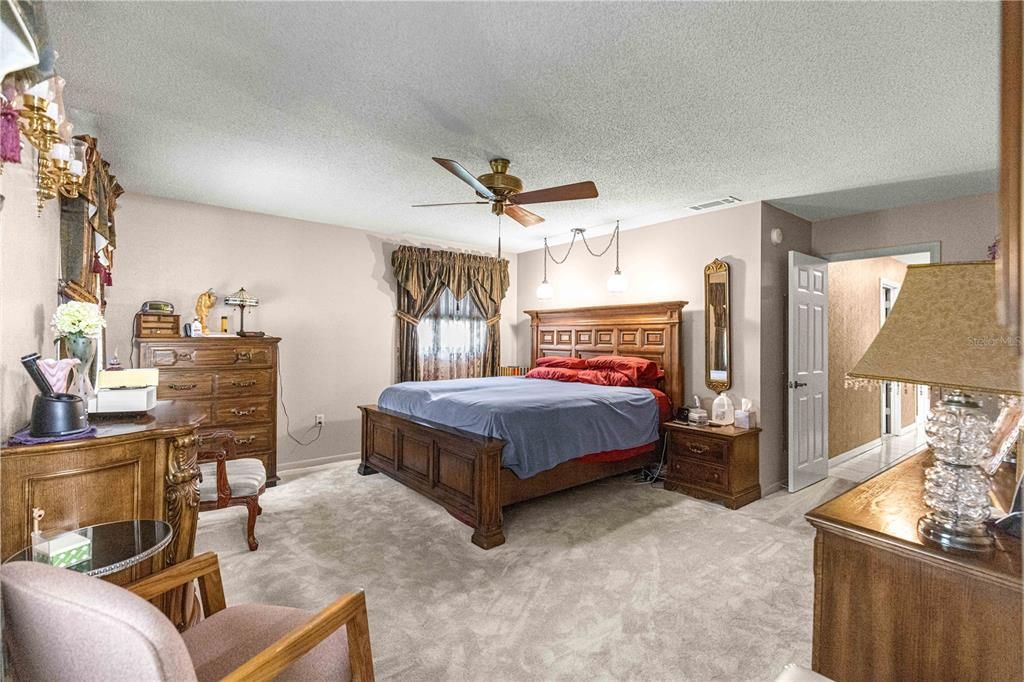 For Sale: $389,900 (3 beds, 2 baths, 2202 Square Feet)
