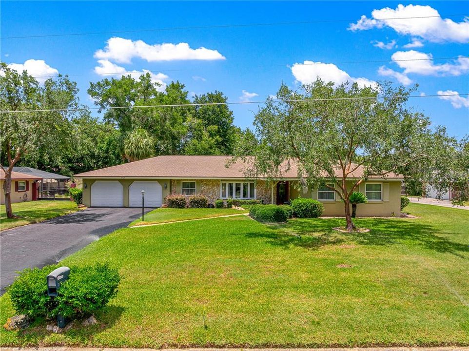 For Sale: $389,900 (3 beds, 2 baths, 2202 Square Feet)