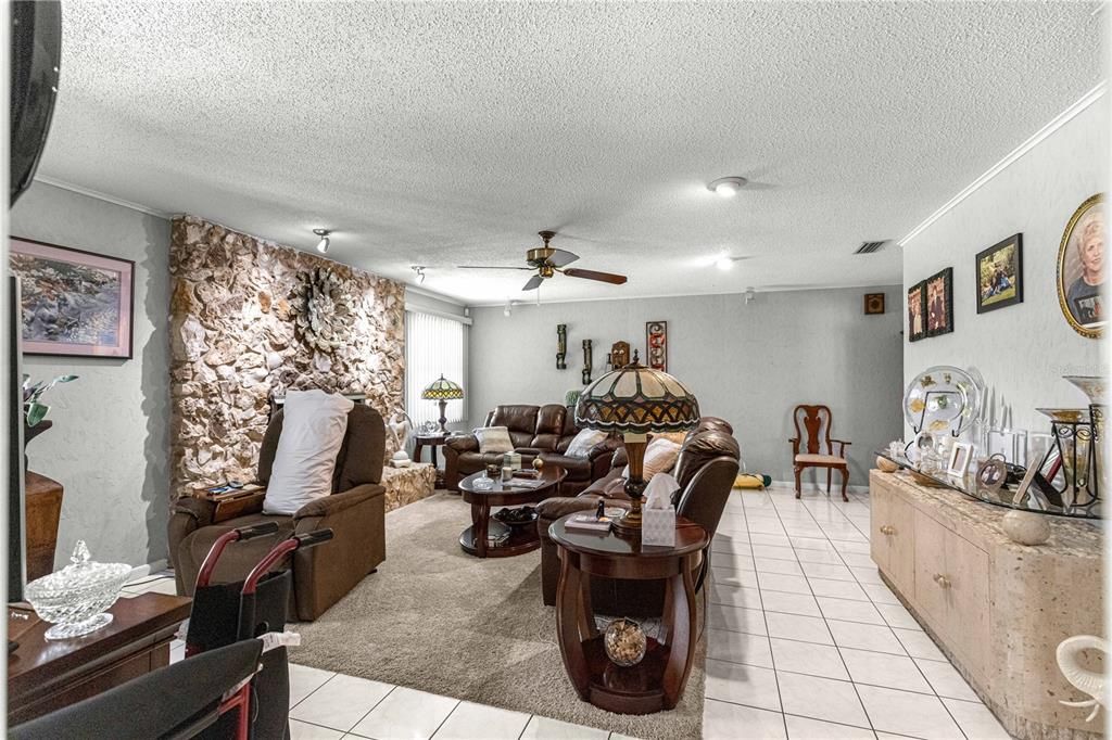 For Sale: $389,900 (3 beds, 2 baths, 2202 Square Feet)