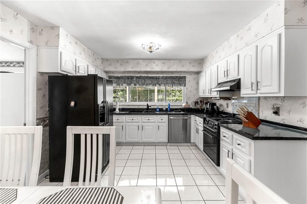 For Sale: $389,900 (3 beds, 2 baths, 2202 Square Feet)
