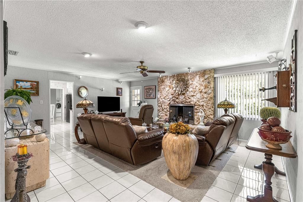 For Sale: $389,900 (3 beds, 2 baths, 2202 Square Feet)