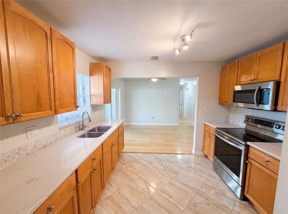En Venta: $345,000 (3 camas, 2 baños, 997 Pies cuadrados)