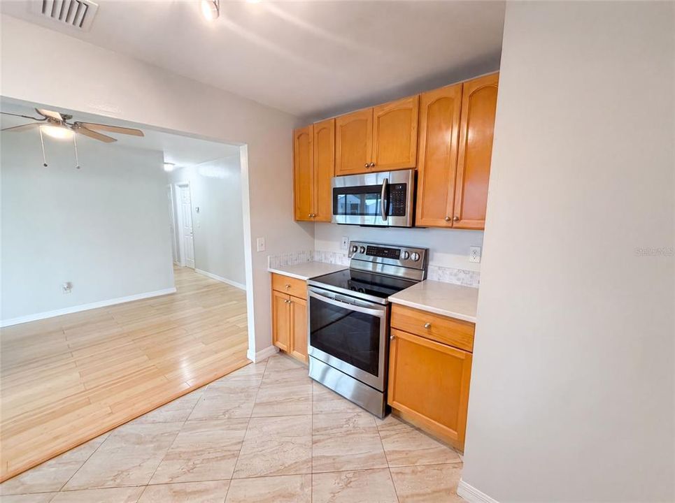 En Venta: $345,000 (3 camas, 2 baños, 997 Pies cuadrados)
