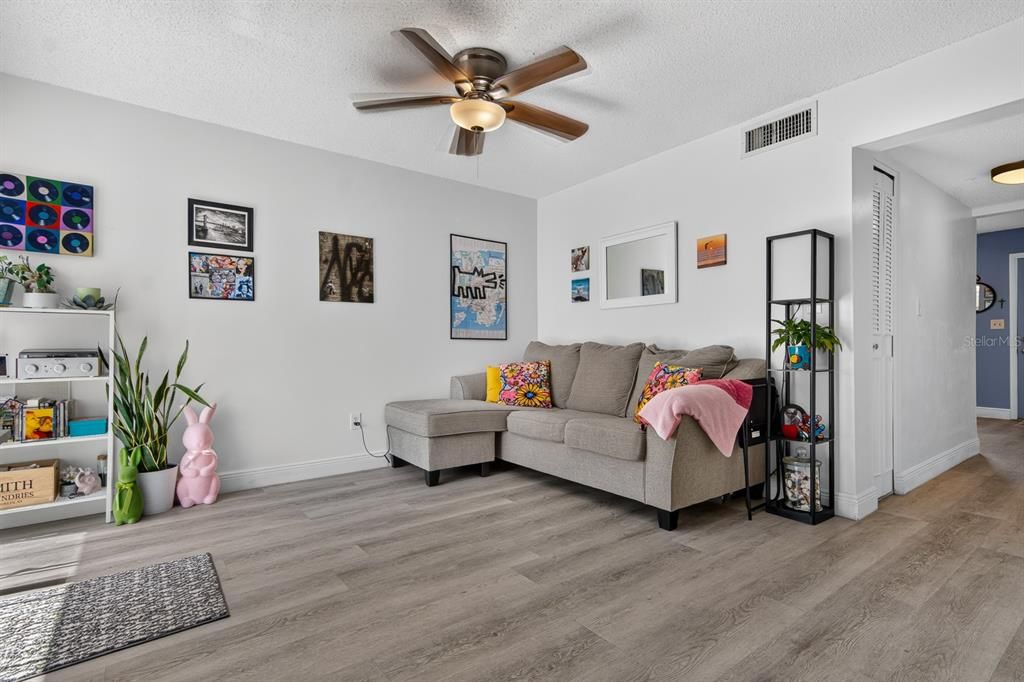 For Sale: $219,000 (2 beds, 1 baths, 1150 Square Feet)