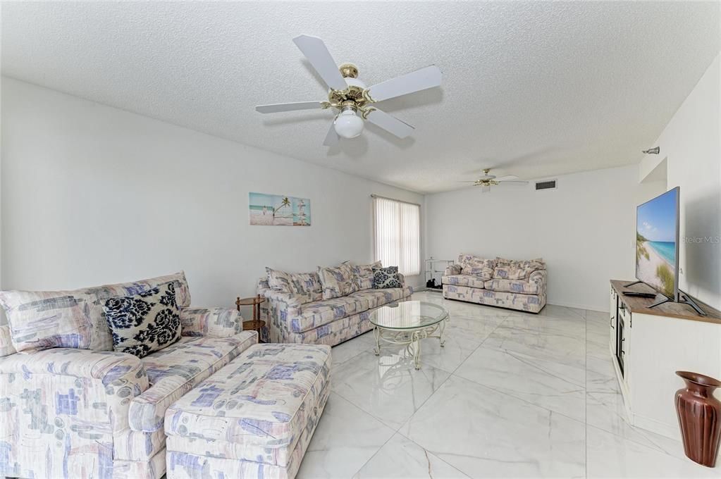 For Sale: $225,000 (2 beds, 2 baths, 1212 Square Feet)