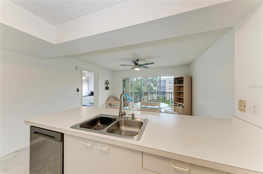 For Sale: $225,000 (2 beds, 2 baths, 1212 Square Feet)