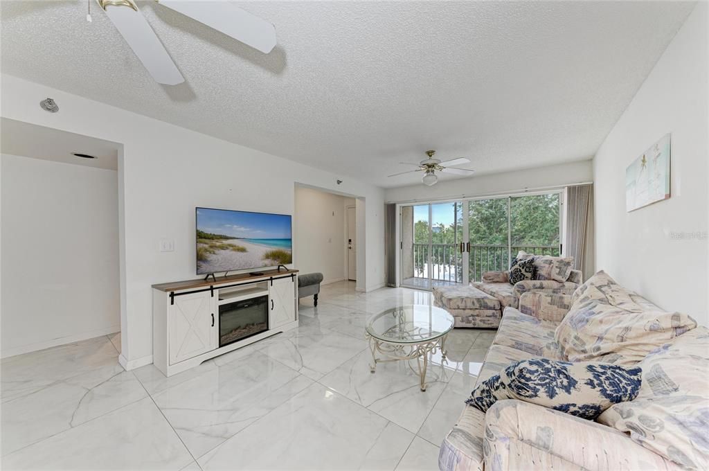 For Sale: $225,000 (2 beds, 2 baths, 1212 Square Feet)