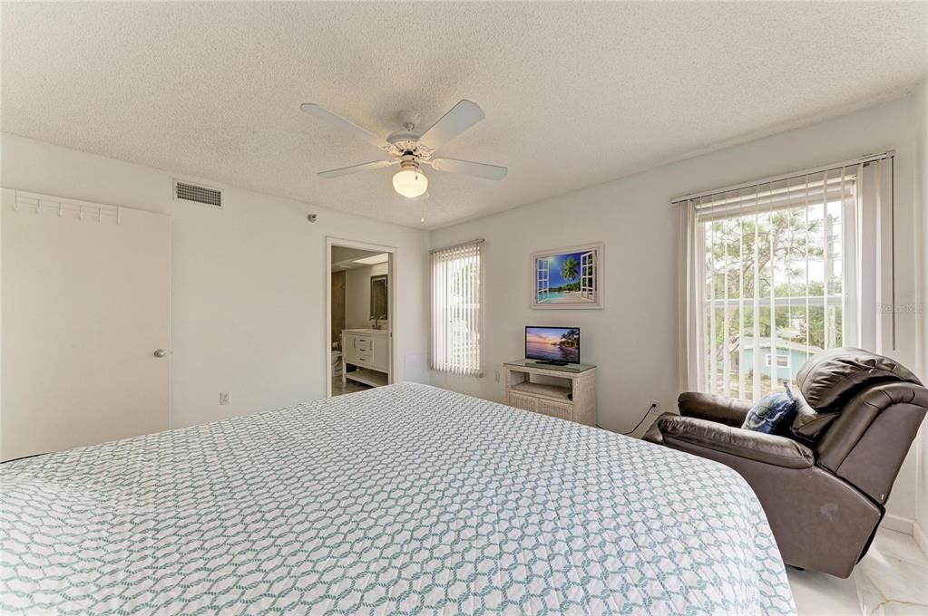 For Sale: $225,000 (2 beds, 2 baths, 1212 Square Feet)