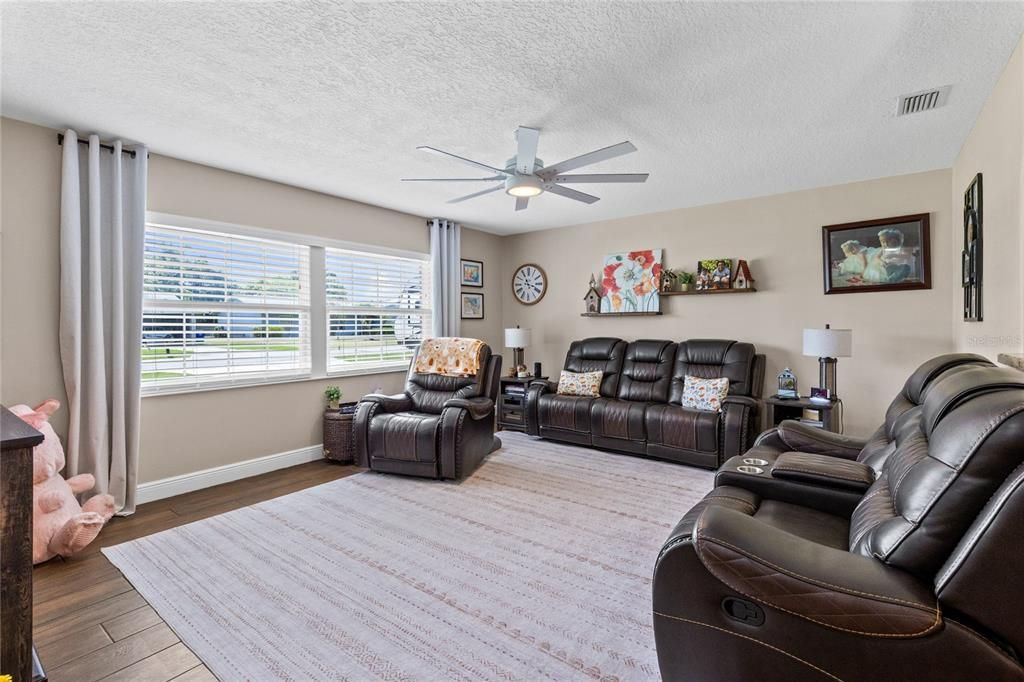 For Sale: $399,999 (3 beds, 2 baths, 1759 Square Feet)