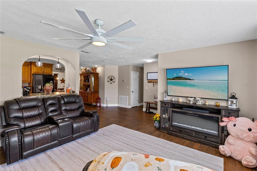 For Sale: $399,999 (3 beds, 2 baths, 1759 Square Feet)