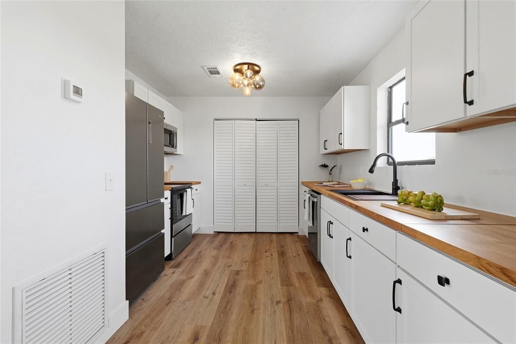 En Venta: $799,900 (6 camas, 4 baños, 4720 Pies cuadrados)