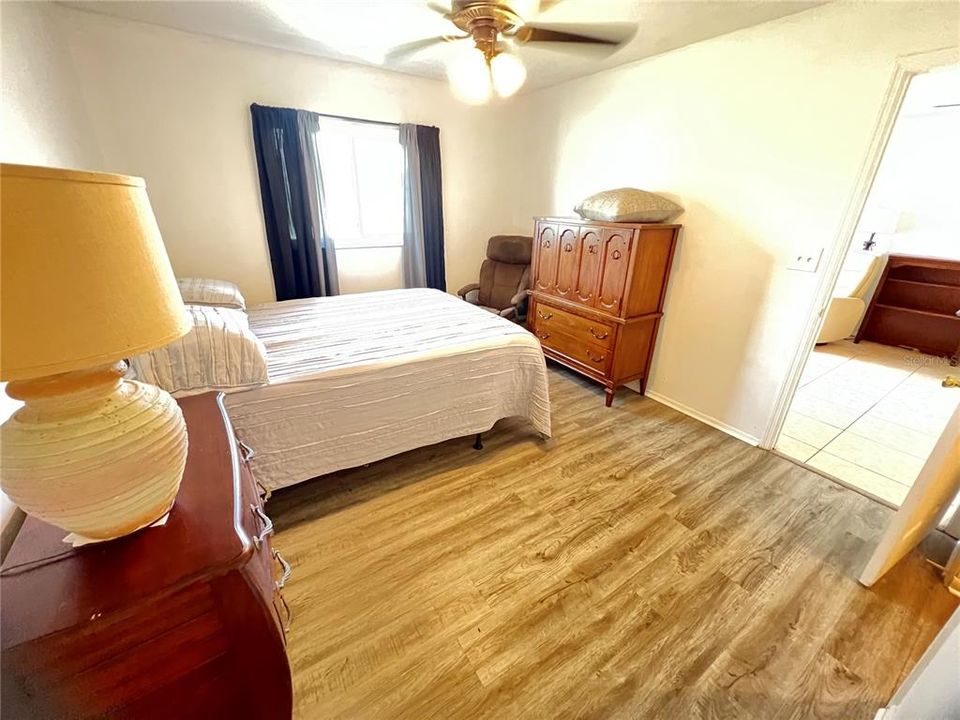 For Sale: $141,000 (2 beds, 2 baths, 868 Square Feet)