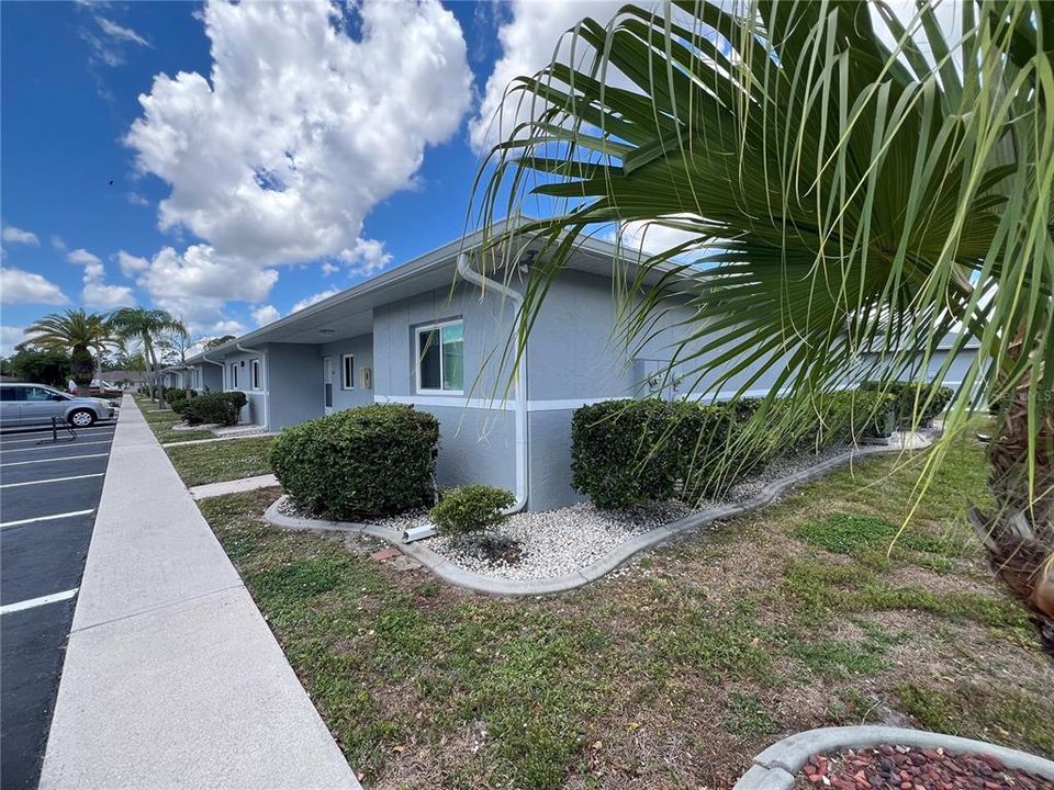 For Sale: $141,000 (2 beds, 2 baths, 868 Square Feet)