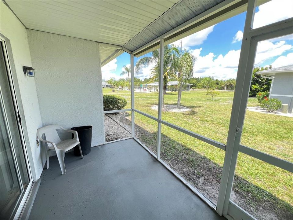 For Sale: $141,000 (2 beds, 2 baths, 868 Square Feet)