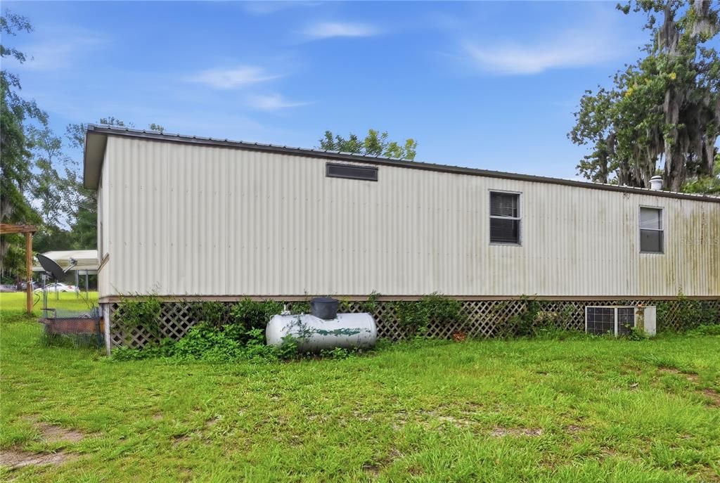 For Sale: $87,000 (2 beds, 2 baths, 924 Square Feet)
