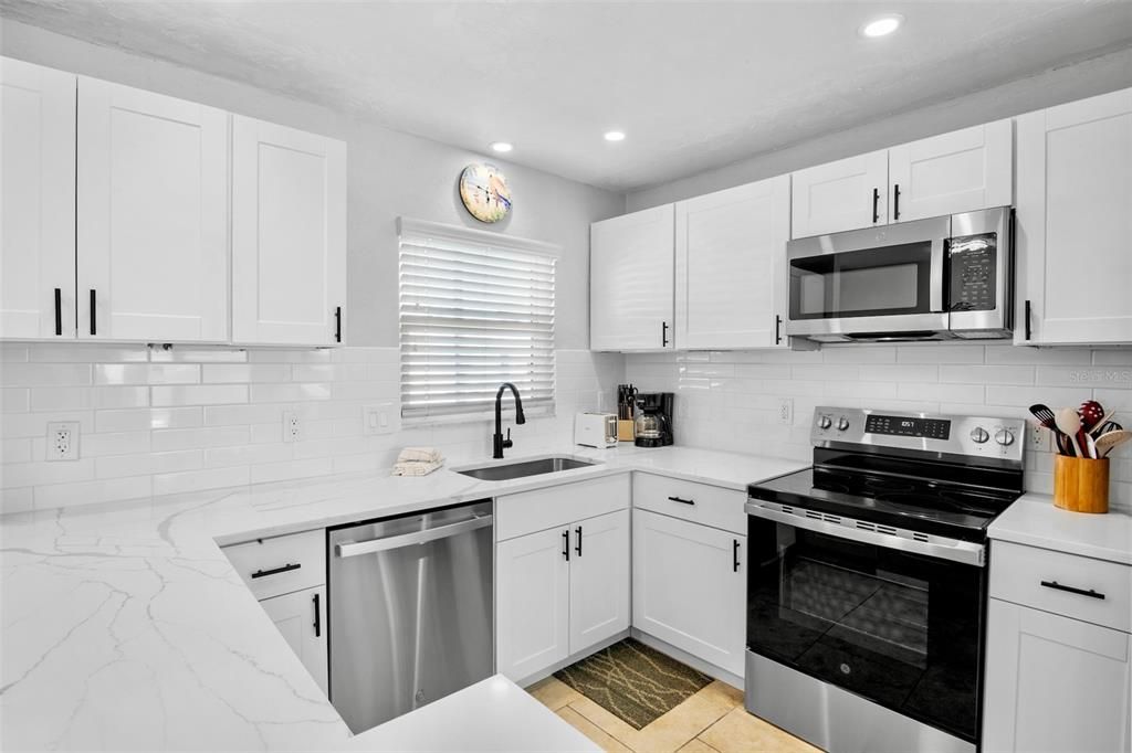 For Sale: $679,000 (2 beds, 2 baths, 921 Square Feet)