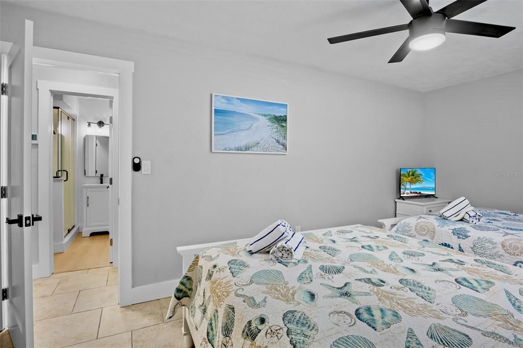For Sale: $679,000 (2 beds, 2 baths, 921 Square Feet)