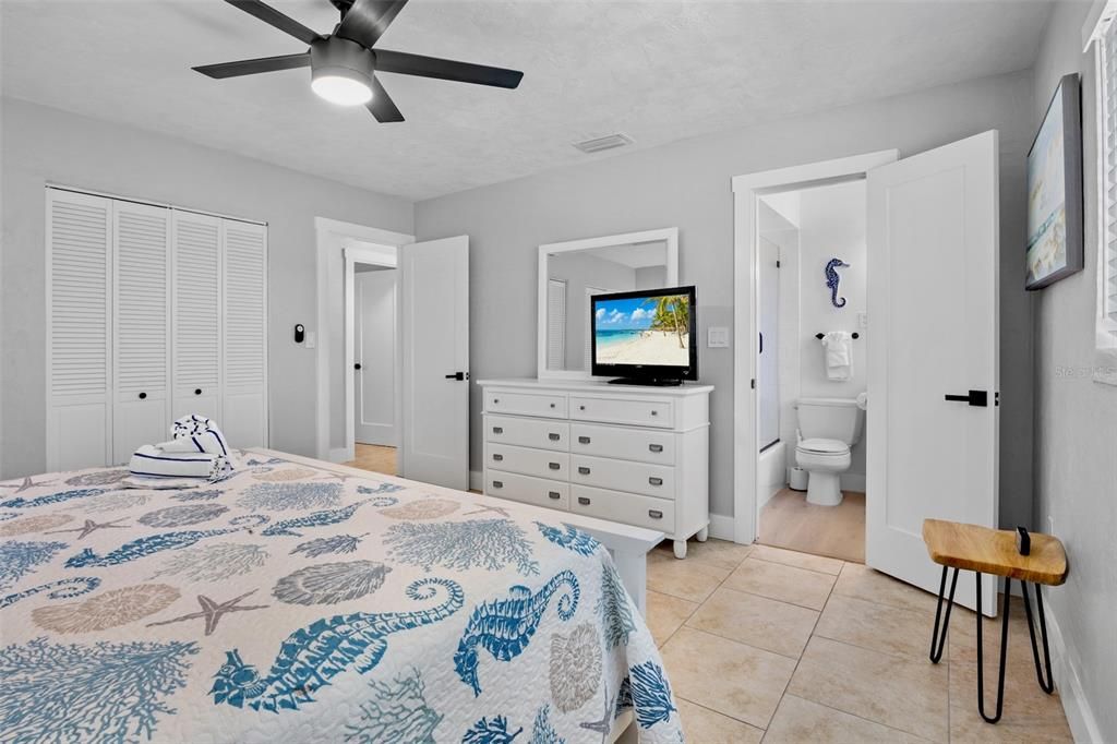 For Sale: $679,000 (2 beds, 2 baths, 921 Square Feet)