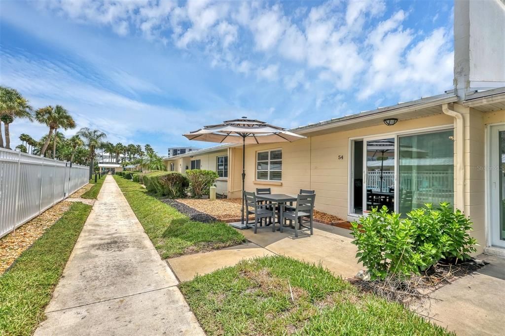 For Sale: $679,000 (2 beds, 2 baths, 921 Square Feet)