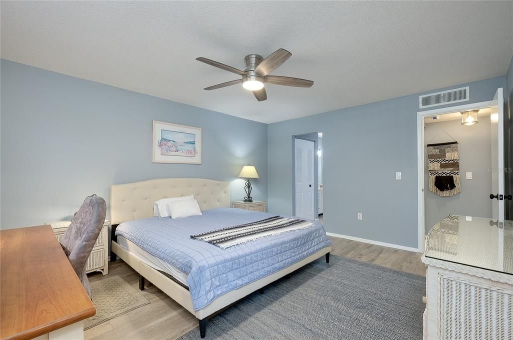 For Sale: $199,900 (2 beds, 2 baths, 1155 Square Feet)