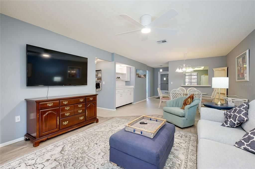 For Sale: $199,900 (2 beds, 2 baths, 1155 Square Feet)