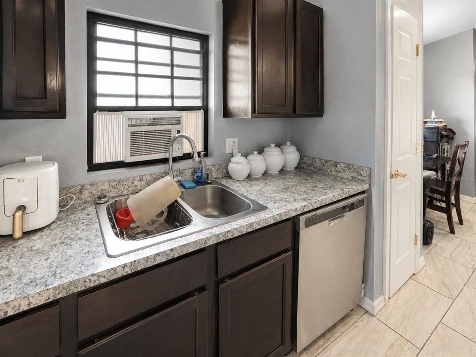 For Sale: $286,000 (3 beds, 2 baths, 1337 Square Feet)