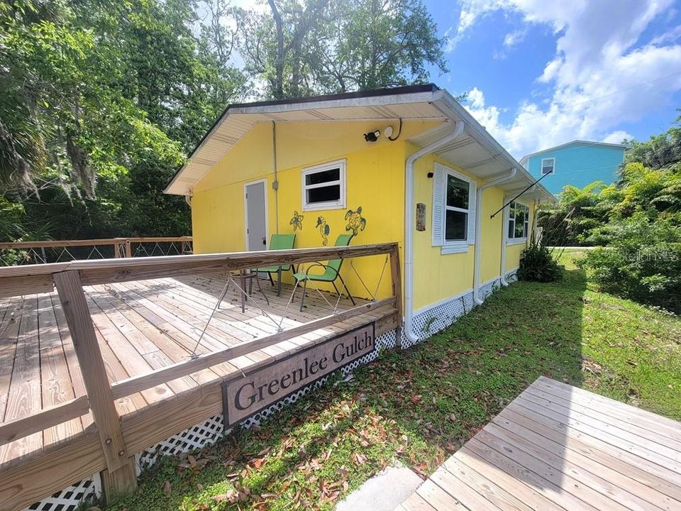 For Rent: $2,100 (2 beds, 1 baths, 864 Square Feet)