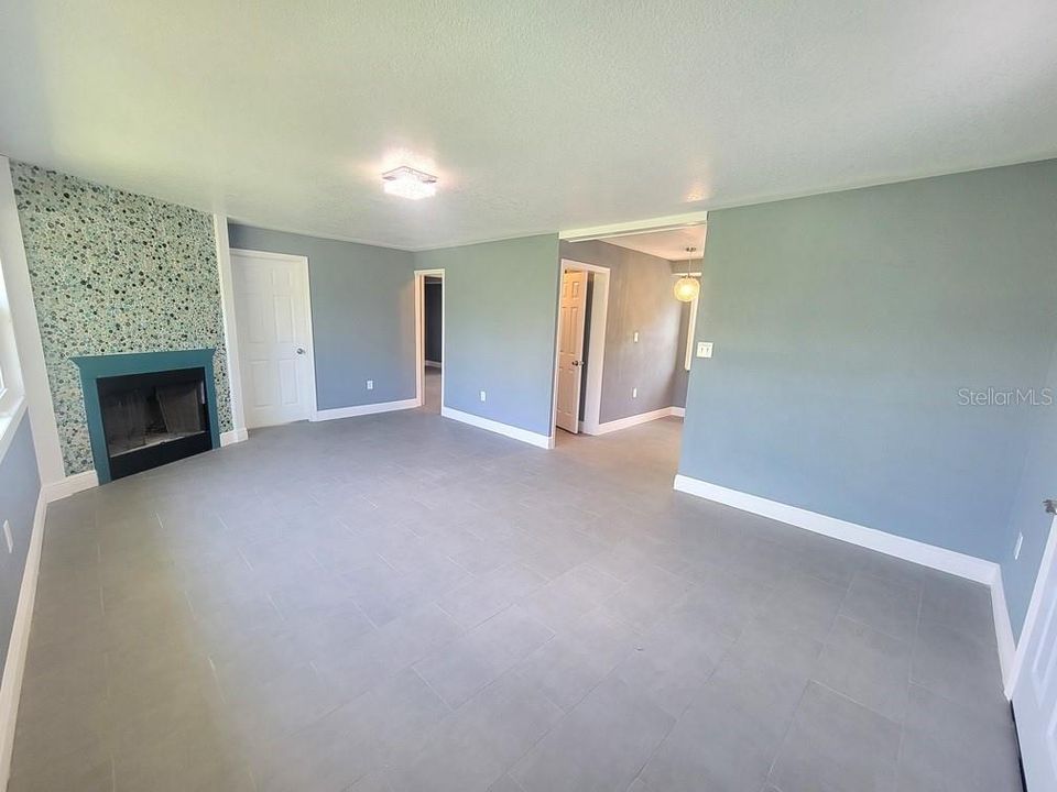 For Rent: $2,100 (2 beds, 1 baths, 864 Square Feet)
