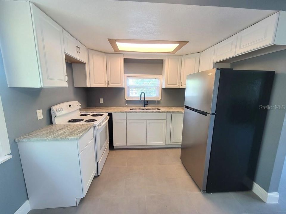 For Rent: $2,100 (2 beds, 1 baths, 864 Square Feet)