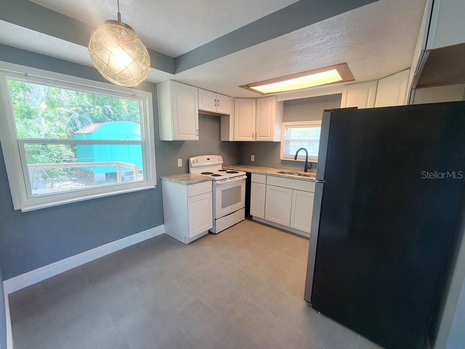 For Rent: $2,100 (2 beds, 1 baths, 864 Square Feet)