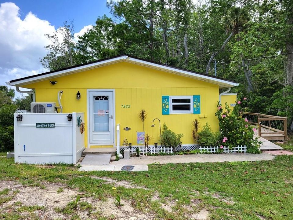 For Rent: $2,100 (2 beds, 1 baths, 864 Square Feet)