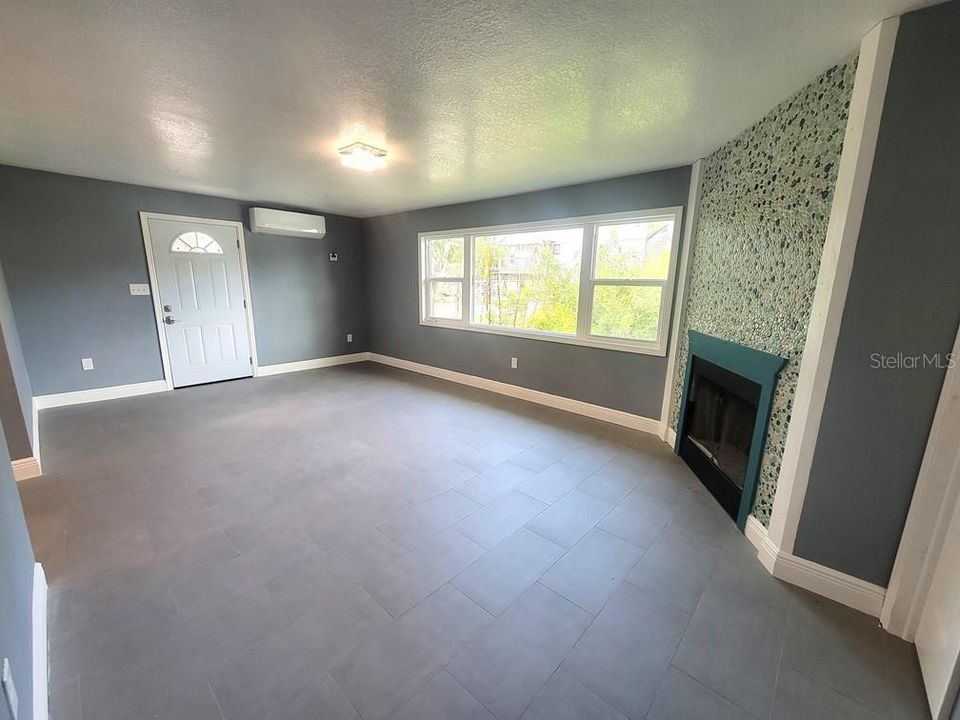 For Rent: $2,100 (2 beds, 1 baths, 864 Square Feet)