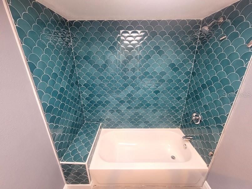 For Rent: $2,100 (2 beds, 1 baths, 864 Square Feet)