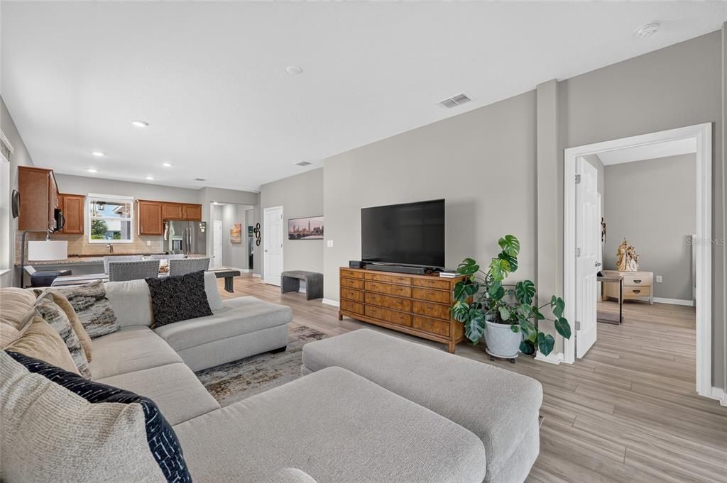 For Sale: $249,900 (2 beds, 2 baths, 1469 Square Feet)