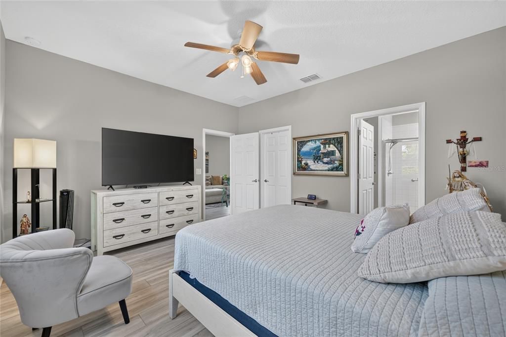 For Sale: $249,900 (2 beds, 2 baths, 1469 Square Feet)