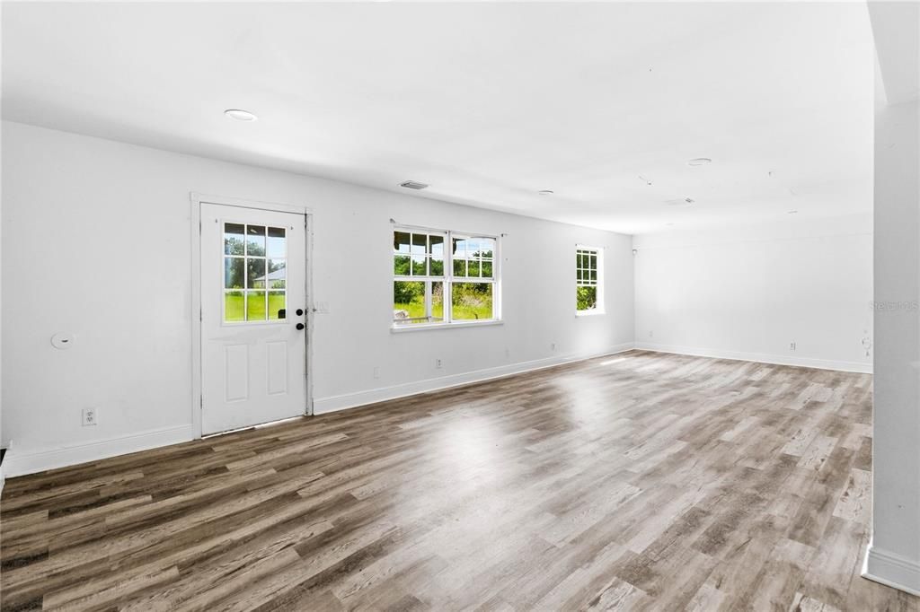For Sale: $450,000 (3 beds, 1 baths, 2700 Square Feet)