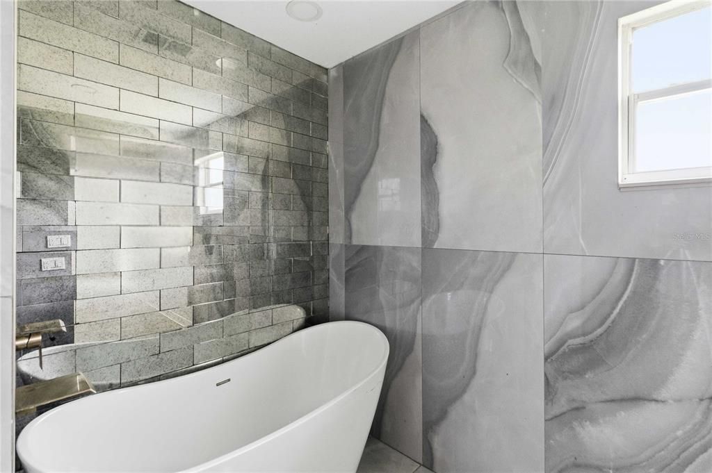 For Sale: $450,000 (3 beds, 1 baths, 2700 Square Feet)