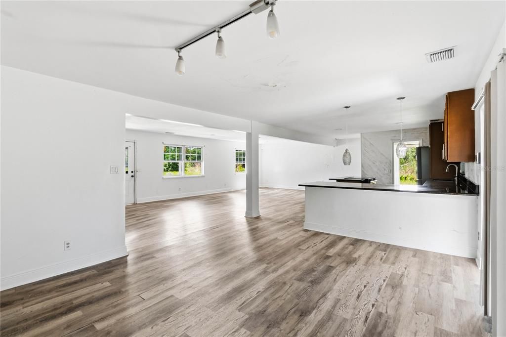 For Sale: $450,000 (3 beds, 1 baths, 2700 Square Feet)