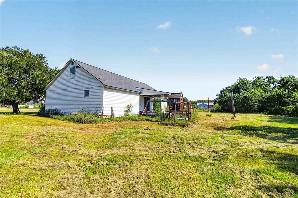 For Sale: $450,000 (3 beds, 1 baths, 2700 Square Feet)
